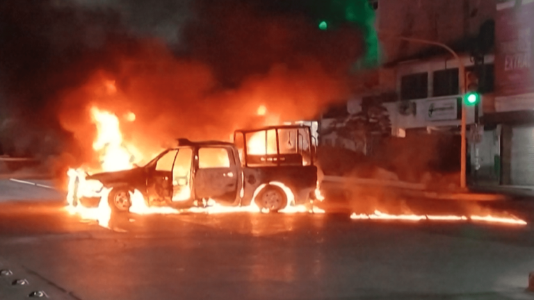 Tras el incidente, estudiantes de Ayotzinapa acudieron la noche del jueves a protestar hasta Chilpancingo, donde incendiaron una patrulla de la policía local. Foto: Captura video AFP