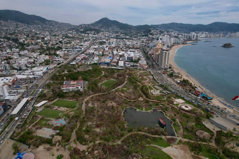 La NOM después del paso del huracán Otis en Guerrero, un suceso que dejó, al menos, 120,000 viviendas con daños. Foto: Cortesía de Sedatu.