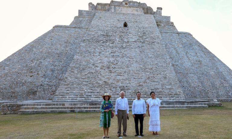 Los reyes de Suecia junto con el gobernador del estado de Yucatán, Mauricio Vila, y la secretaria de Cultura, Alejandra Frausto. Foto: AFP.