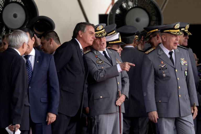 El expresidente Jair Bolsonaro con el excomandante del Ejército, Marco Antonio Freire Gomes, durante una ceremonia de graduación en la Academia Militar Agulhas Negras en 2022. Foto: Reuters