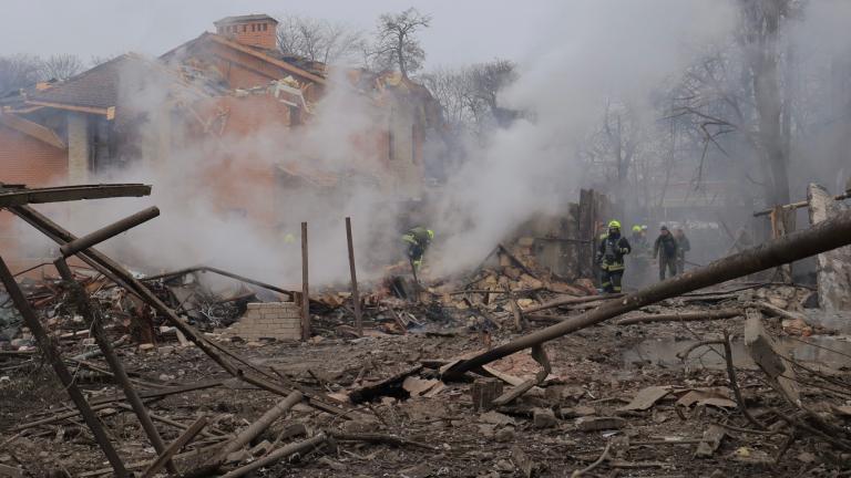 Rescatistas ucranianos realizan labores de búsqueda tras un bombardeo de la armada rusa. Foto: AFP.