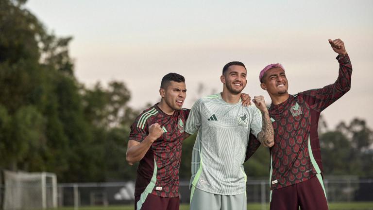 Orbelín Pineda, Luis Chávez y Julián Araujo fueron los modelos para presentar la camiseta 2024. Foto EE: Cortesía.