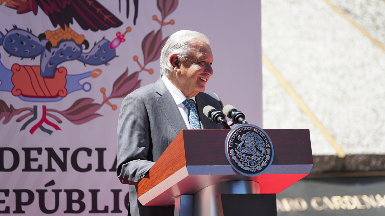 El presidente Andrés Manuel López Obrador acudió a la Torre de Pemex para encabezar la conmemoración del 86 aniversario de la Expropiación Petrolera. Foto EE: Cortesía Presidencia de México