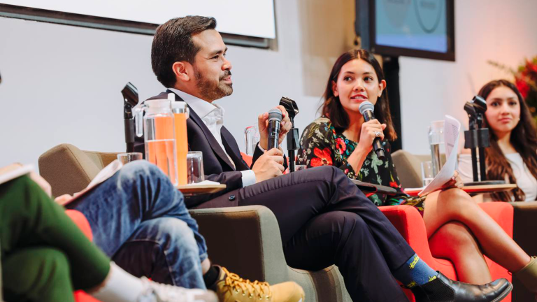 Jorge Álvarez Máynez, candidato presidencial de Movimiento Ciudadano, participó en los foros “Encuentros por la democracia”, organizados por la Universidad Iberoamericana. Foto EE. Cortesía X / @AlvarezMaynez