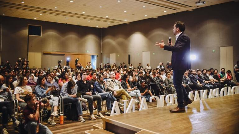 Jorge Álvarez Máynez reunido con estudiantes de la Universidad Panamericana. Foto EE: Cortesía.