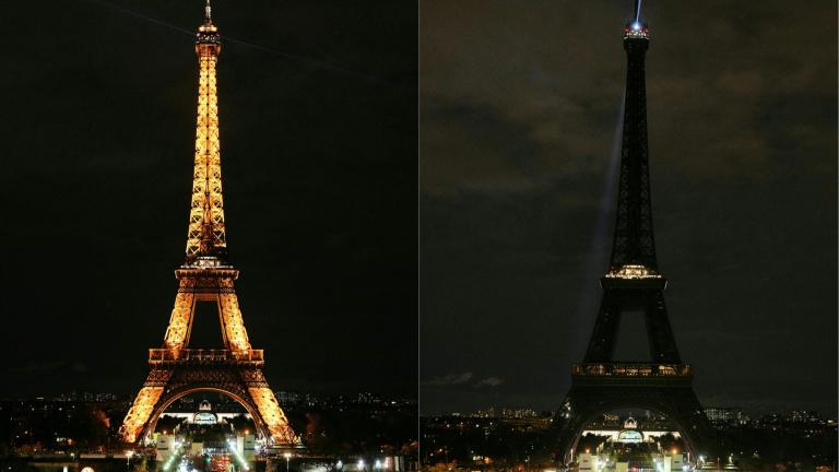  La torre Eiffel con luces y en penumbras, como parte de la campaña ambiental de la Hora del Planeta. Foto: AFP