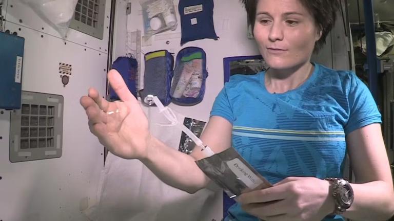 La astronauta Samantha Cristoforetti manipulando agua en la Estación Espacial Internacional. Foto EE: Cortesía / ESA