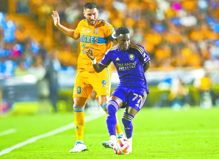 Andre Pierre Gignac se disputa el balón con Iván Angulo del Orlando City SC en el juego de ida de octavos de final de la Concacaf Champions League, en el estadio Universitario. Foto: Cuartoscuro.