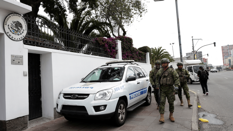 Soldados hacen guardia afuera de la embajada de México en Ecuador. Foto: Reuters