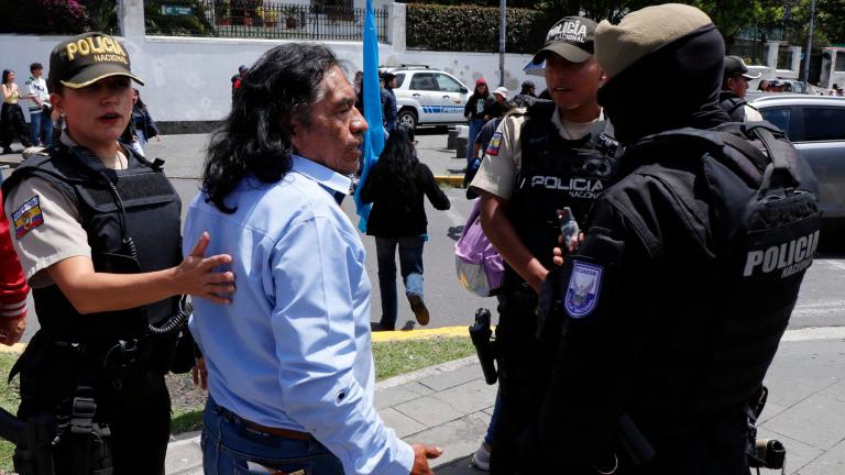 Elementos de la Policía Nacional hablan con un manifestante frente a la embajada de México en Quito. Foto: AFP