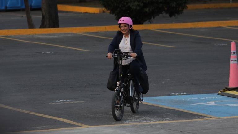 Xóchitl Gálvez, candidata de la coalición "Fuerza y Corazón por México", a su llegada al INE. Foto EE: Eric Lugo