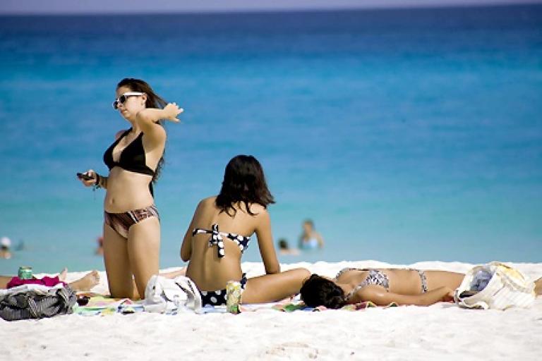 Turistas disfrutan de las cálidas aguas del caribe mexicano. Foto EE: Archivo.