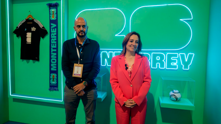 Sebastián Colín, director de Asuntos Públicos para Airbnb México, y Maricarmen Martínez Villarreal, secretaria de Turismo de Nuevo León. Foto EE: Cortesía