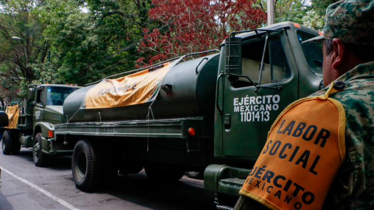 Ejército Mexicano apoya a vecinos de la Benito Juárez, afectados por la contaminación de un pozo que los abastece de agua. Foto EE: Cortesía.