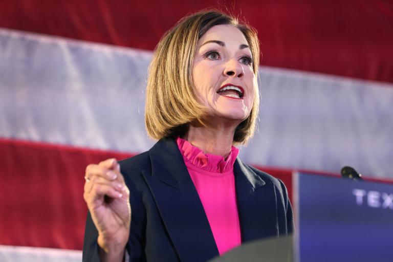 La gobernadora de Iowa, Kim Reynolds, firmó un proyecto de ley que tipifica como delito que una persona esté en el estado si previamente se le negó la entrada o fue deportada de Estados Unidos. Foto: AFP