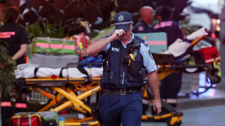 Un policía resguarda la zona afuera del centro comercial Westfield Bondi Junction, en donde se cometió el ataque con arma blanca. Foto: AFP.