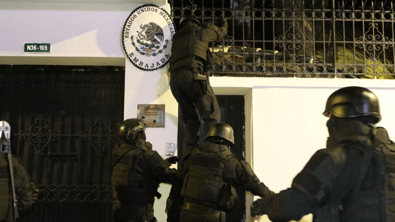 Entrada de las fuerzas policiales de Ecuador en la embajada de México el viernes 5 de abril de 2024. Foto: AFP