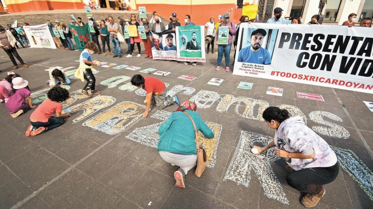 Arturo Lagunes, padre del abogado y activista Ricardo Lagunes Gasca, desaparecido desde el 15 de enero junto con el ambientalista Antonio D�az, se manifest� junto con otras personas en Xalapa para exigir que las autoridades se apliquen en las investigac