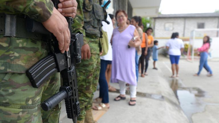 Soldados ecuatorianos custodian las sedes de votación. Foto: AFP.