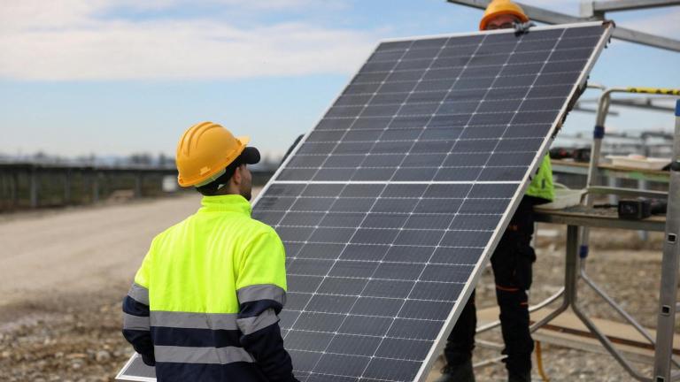 Instalación de páneles solares. Foto EE: Archivo