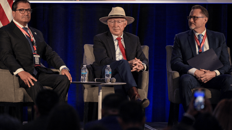 Ken Salazar durante la apertura de la Conferencia Internacional de Drogas Sintéticas. Foto: AFP