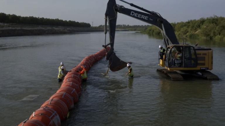 La barrera flotante forma parte de una serie de medidas del gobierno de Texas, para frenar el paso de migrantes. Foto: Especial.