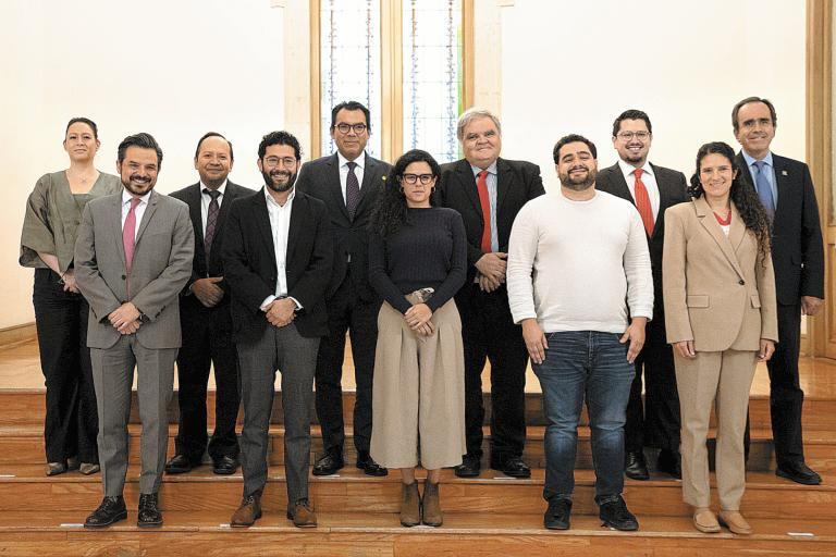 El secretario del Trabajo y Previsión Social, Marath Bolaños; el director del IMSS, Zoé Robledo; el director del Infonavit, Carlos Martínez Velázquez, son parte del grupo. Foto: Especial