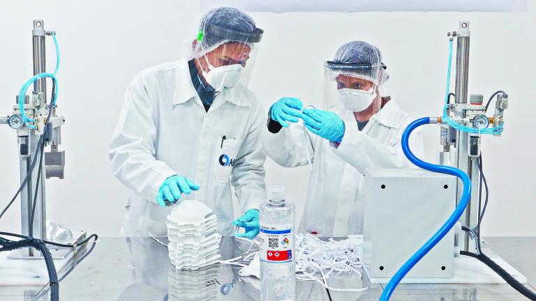 Trabajadores del laboratorio Aftil durante la elaboración de mascarillas de protección y alta eficiencia N95