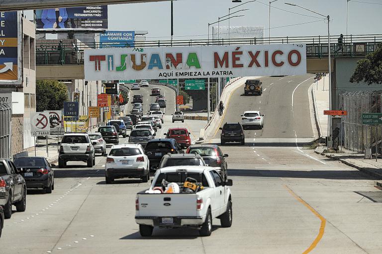 Garita El Chaparral. Miles de personas cruzan diariamente esta línea limítrofe entre México y Estados Unidos. Foto EE: Eric Lugo