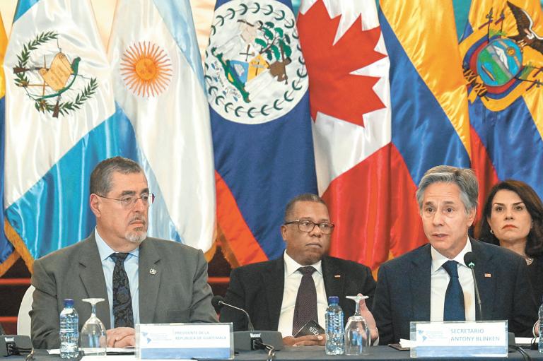 El secretario Antony Blinken junto al presidente Bernardo Arévalo, ayer en Guatemala. Foto: AFP