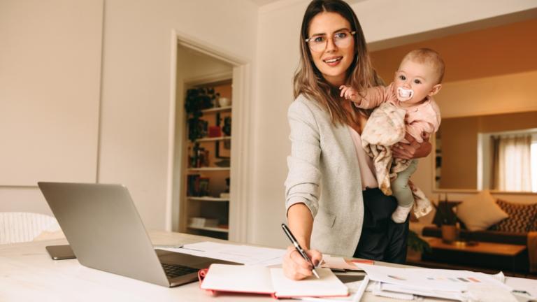 Se requiere que las organizaciones implementen iniciativas para que las las mamás se desarrollen profesionalmente y lleguen a puestos de alta dirección. Shutterstock..