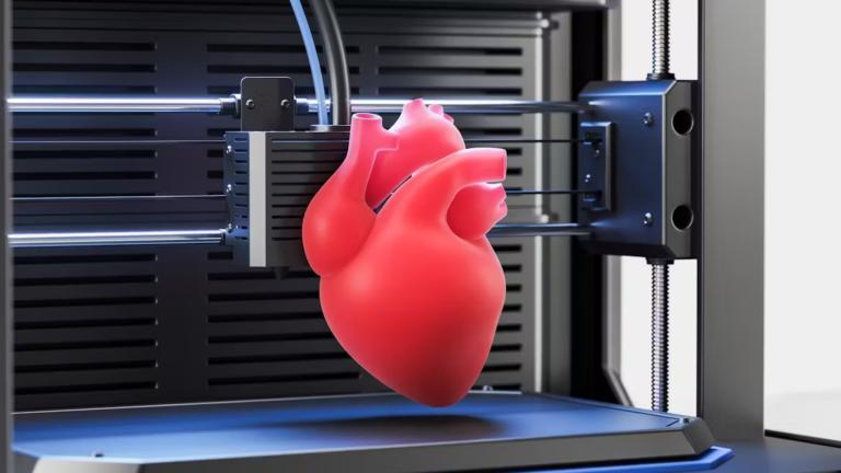 Hoy día, la impresión 3D permite crear prótesis más avanzadas, como órganos artificiales y brazos protésicos. Foto: Shutterstock.