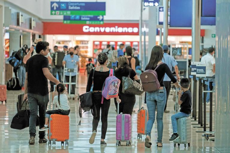 Durante el trimestre “el saldo de la balanza por visitantes internacionales fue de 7,591.9 millones de dólares, esto es el 5.9% más a lo registrado en enero-marzo del 2023; superando también con un 60.9% el saldo captado en el mismo periodo de 2019”. Foto: Shutterstock