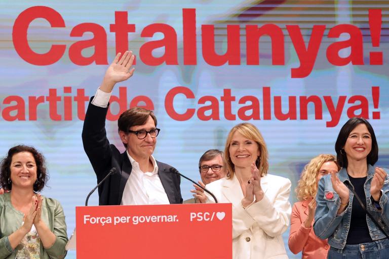 Salvador Illa celebrando su victoria la noche de ayer en Barcelona. Foto: AFP