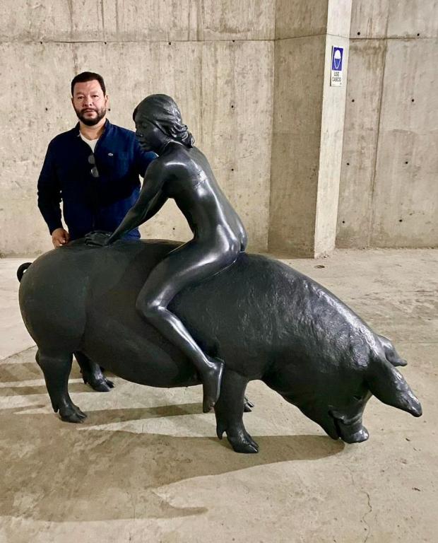 El coleccionista posa junto a una conocida escultura de Arturo Rivera. En el otro extremo, “Cabeza vainilla”, de Javier Marín. Foto: Especial