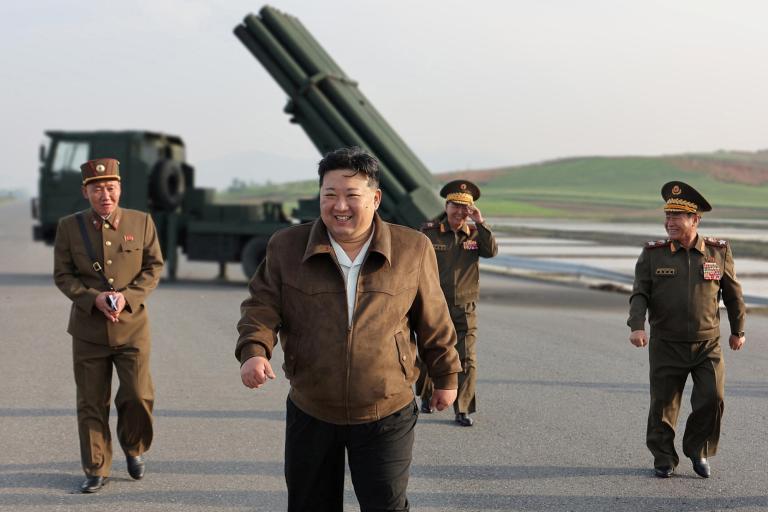 Kim Jong Un, líder de Corea del Norte, inspeccionó el sistema de armas, el viernes. Foto: Reuters