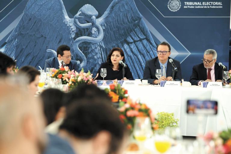 Los magistrados del TEPJF tuvieron un desayuno ayer con representantes de medios de comunicación. Foto: Especial