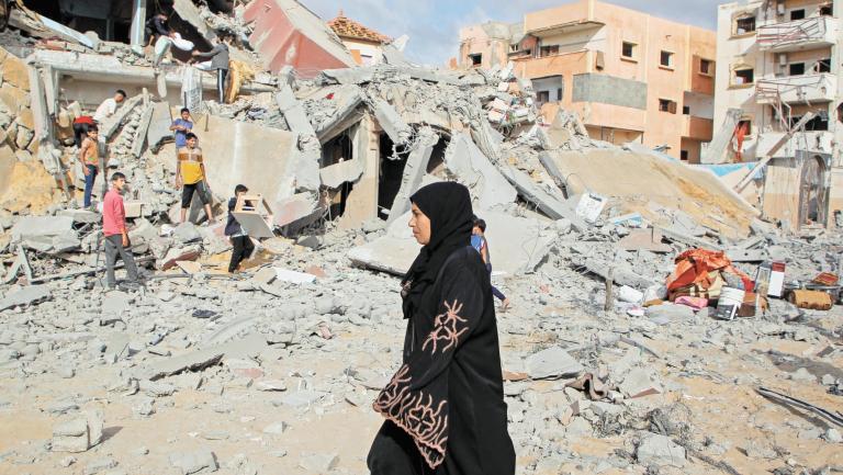 Palestinians inspect the site of an Israeli strike on a house, amid the ongoing conflict between Israel and Hamas, in Rafah, in the southern Gaza Strip May 5, 2024. REUTERS/Hatem Khaled