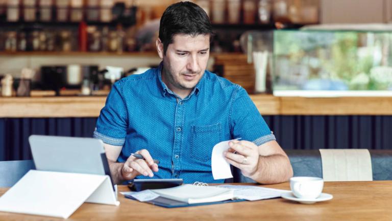 Los emprendedores tienen que buscar diferentes opciones de ahorro. Shutterstock.