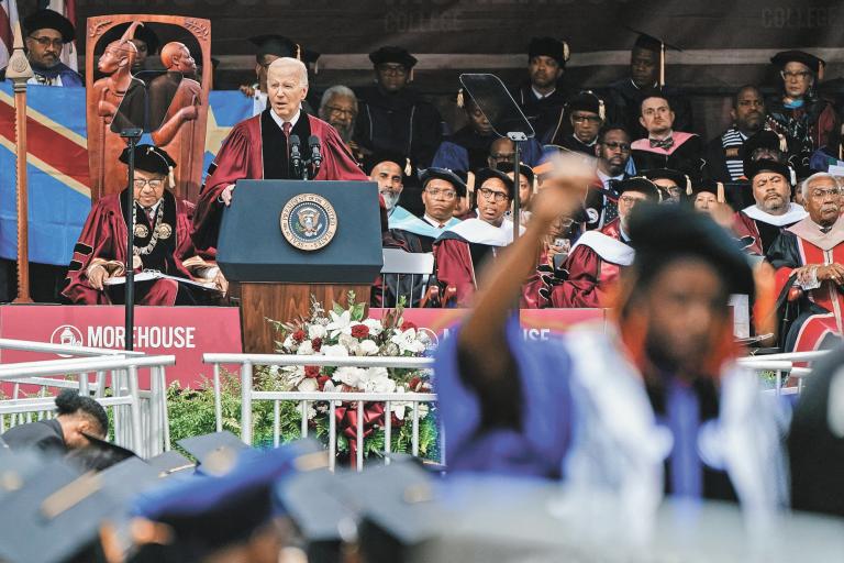 El presidente Biden dio un discurso ante estudiantes del Morehouse College. Foto: AFP