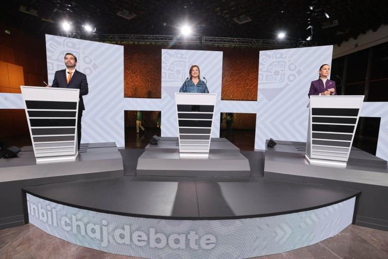 El último debate entre quienes aspiran a ganar la Presidencia de la República se realizó en el Centro Cultural Tlatelolco. A las afueras simpatizantes de los candidatos corearon porras de apoyo. Foto: Cortesía INE