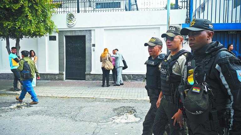 Elementos policiales de Ecuador afuera de la embajada de México en Quito, el pasado 8 de abril. Foto: AFP