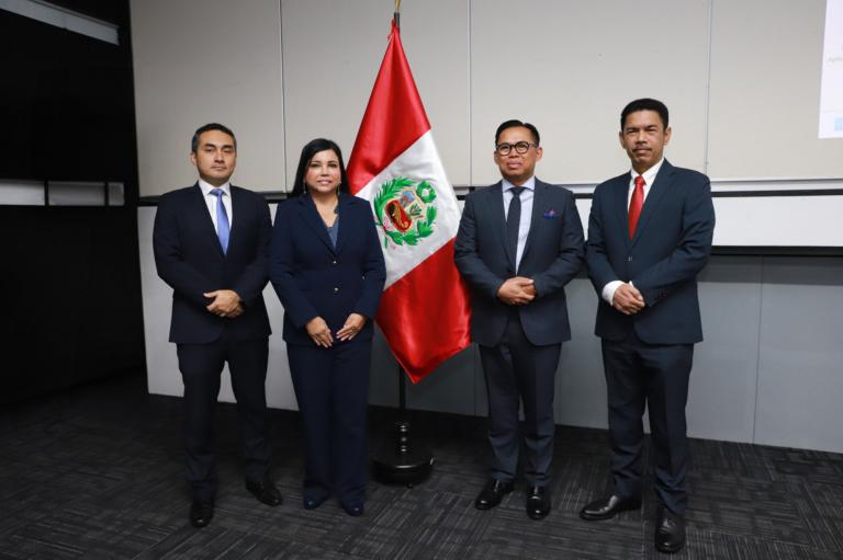  La ministra Elizabeth  Galdo y el embajador de Indonesia en el Perú, Sr. Ricky Suhendar. Foto EE: Especial