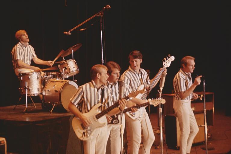 The Beach Boys: Dennis Wilson, Al Jardine, Carl Wilson, Brian Wilson y Mike Love. Foto: Cortesía Disney