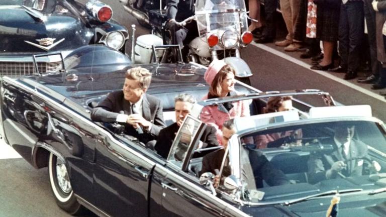 El Presidente Kennedy en la limusina en Dallas, Texas, en Main Street, minutos antes del asesinato. Le acompañaban su esposa Jackie Kennedy, el gobernador de Texas John Connally y su mujer Nellie Connally. Foto: Wikimedia Commons.