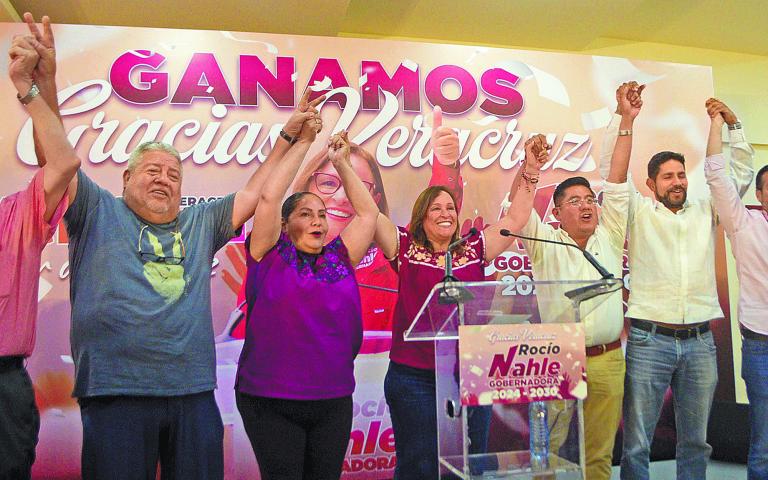 Rocío Nahle con su equipo en Xalapa, Veracruz. Foto: Cuartoscuro