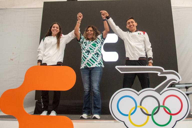 Los uniformes que está produciendo Charly romperán la historia de las delegaciones olímpicas de México. Foto EE: Especial.