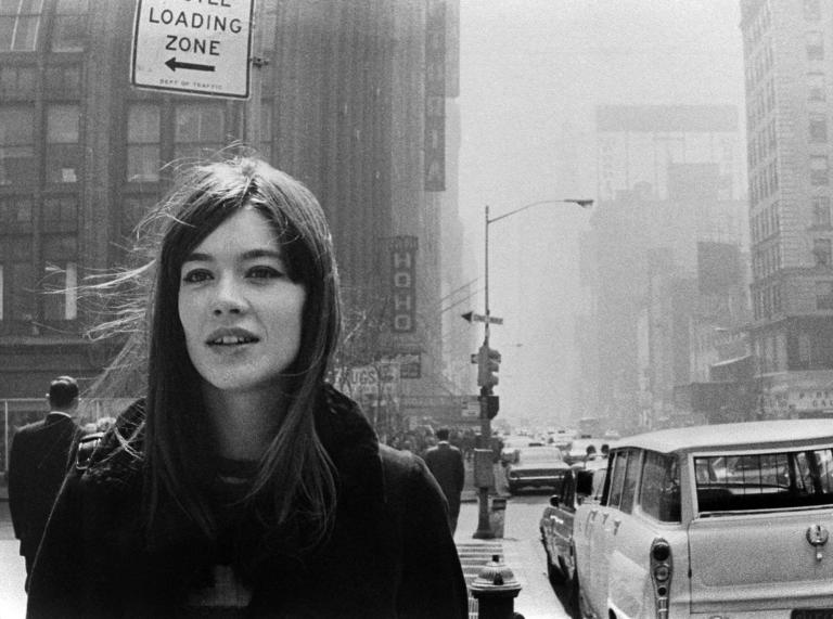 Françoise Hardy caminando por las calles de Nueva York en 1965. Foto: AFP