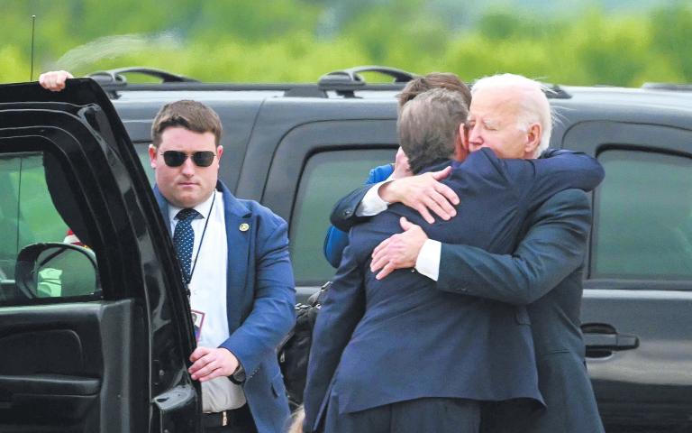 El presidente Joe Biden abraza a su hijo Hunter en la Base de la Guardia Nacional Aérea de Delaware. Foto: AFP