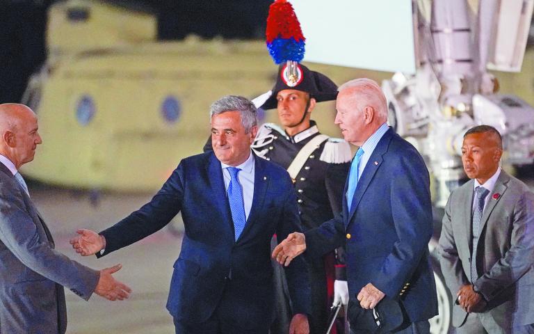 El presidente de Estados Unidos, Joe Biden, arribó ayer al aeropuerto de Brindisi, Italia, para participar en la cumbre del G7. Foto: Reuters